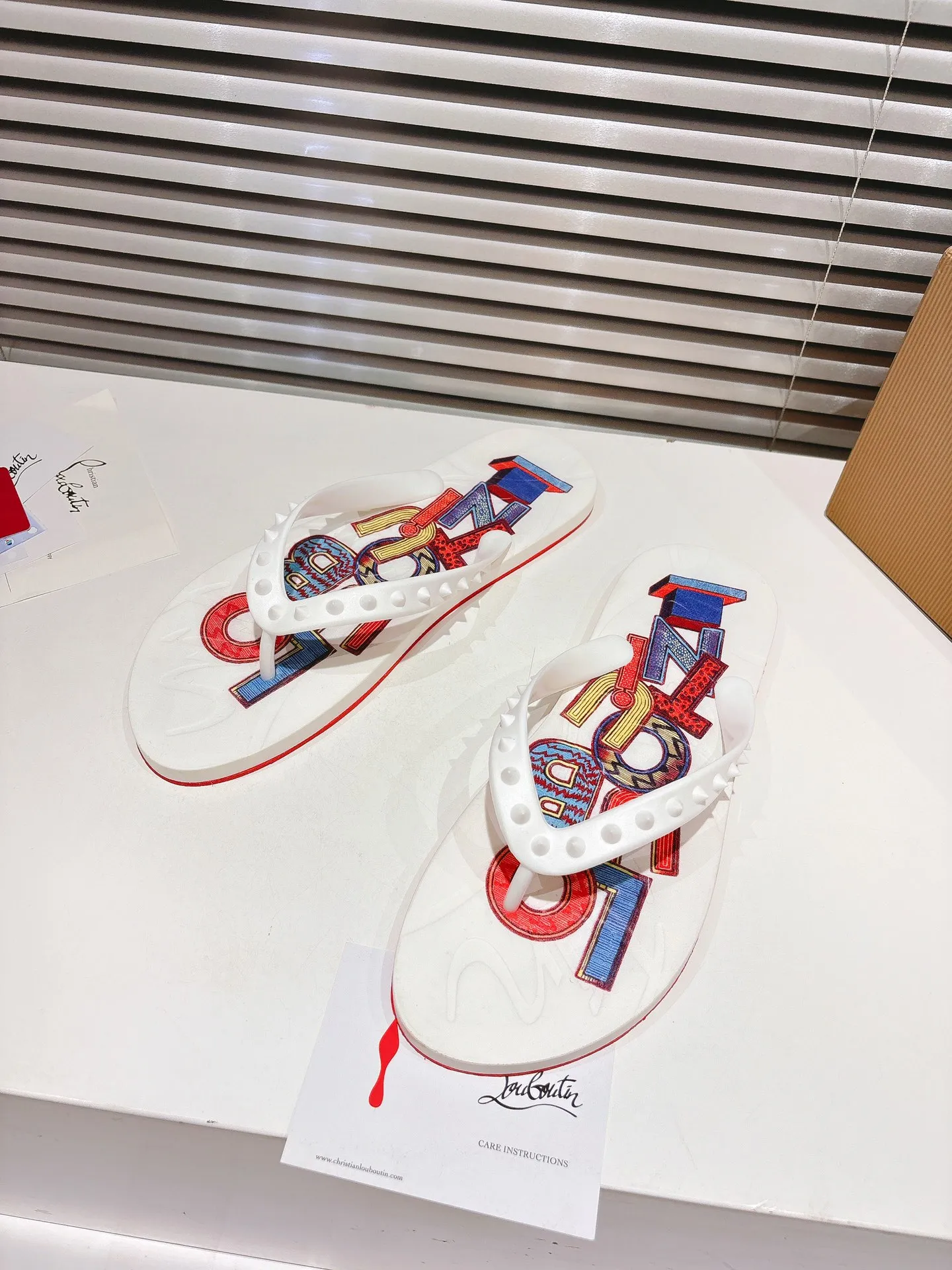 👟👟Ex-factory price 300👟👟 ╔Flip-flops black print╗ (yellow box packaging) ·Top version customization·2025𝐬𝐬 𝑪𝒉𝒓𝒊𝒔𝒕𝒊𝒂𝒏 𝑳𝒐𝒖𝒃𝒐𝒖𝒕𝒊𝒏 ▪️No matter the last shape, fabric, diamonds, nails, lining, outsole, they are as close as possible to ZP... ▪️The original sole is specially provided by the original factory ▪️The lining is imported water-dyed cowhide ▪️Private customization time is about 3-7 days —————— Size: Men's 37M-46M